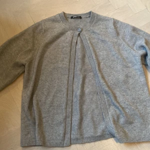 Jättesöt och trendig kofta från Gina - Jättefin kofta i nyskick som inte blivit använd så mycket. Sitter bra på mig som brukar ha S/M.  