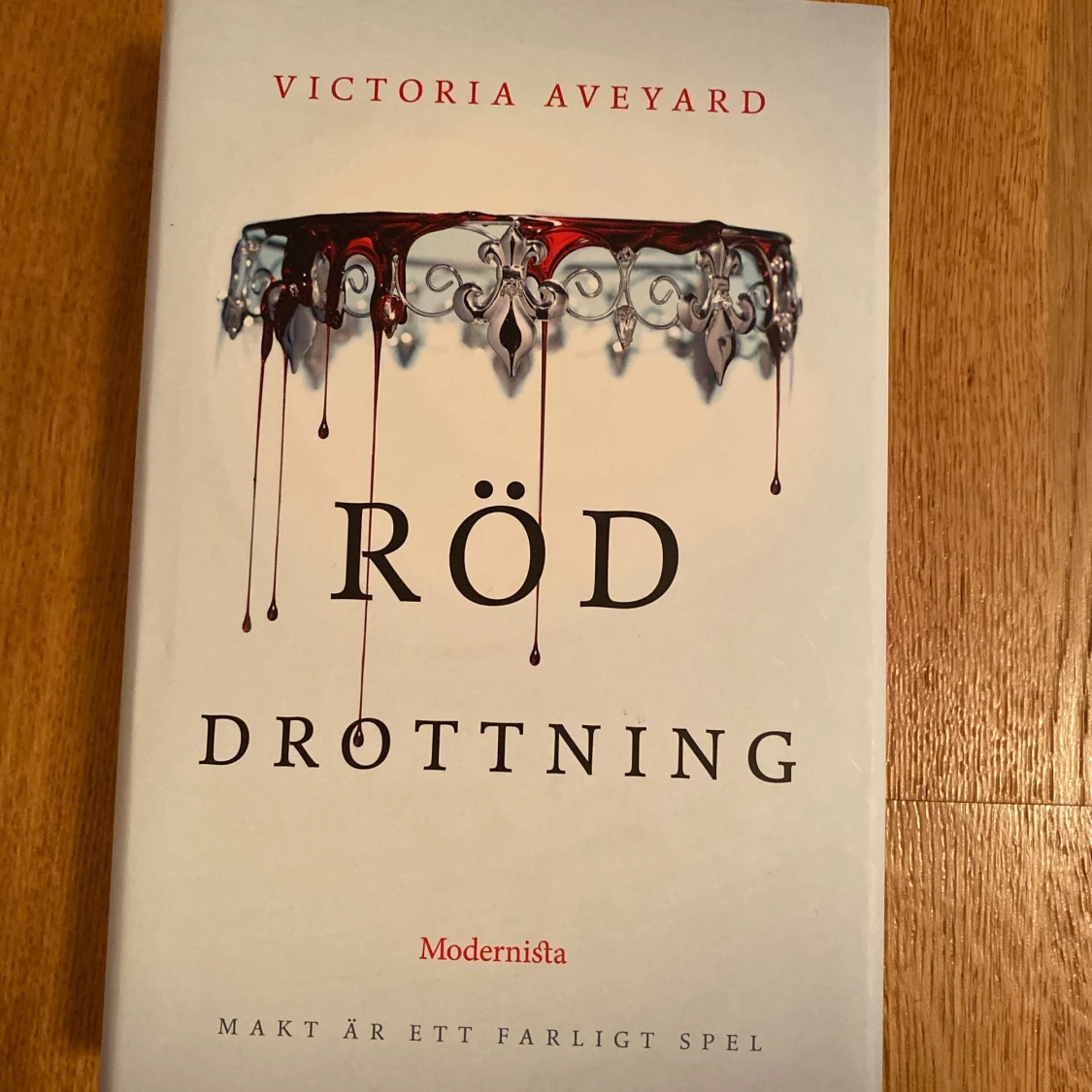 Röd Drottning, Ett Hov av Taggar och Rosor, Dödens Märken - 1