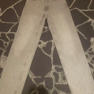 Grå jeans från Gina tricot  - Snygga grå jeans från Gina tricot i storlek 34. De har raka ben, säljer pga använder ej. Använd fast i bra skick💞
