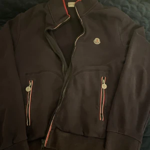 Kofta moncler  - Mörkblå kofta/tröja från moncler äkta. Gammlare moddel och använd några gånger därav priset.Passar även storlek s.