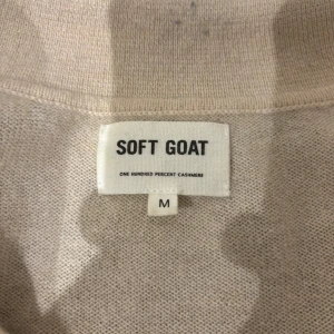 Beige kashmirtröja från Soft Goat - *OBS färgen är ljusare i verkligheten än på bilderna*. Säljer en lyxig beiga långärmade piké från Soft Goat. Tröjan har en klassisk pikékrage med knappar och långa ärmar. Perfekt för en stilren och bekväm look.