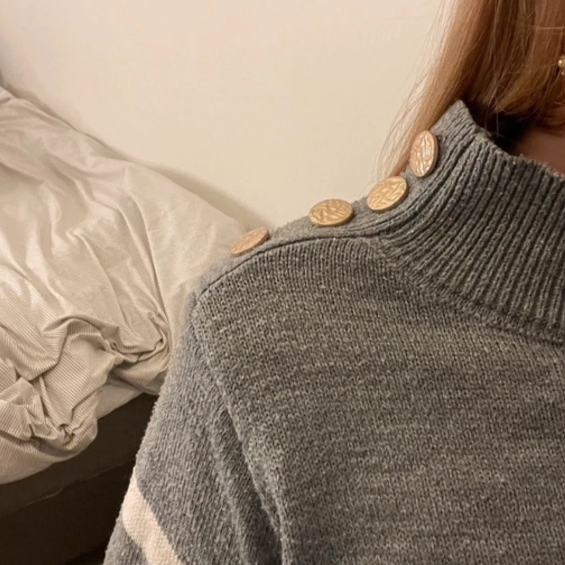 Grå och vit randig tröja med guldiga knappar - 90