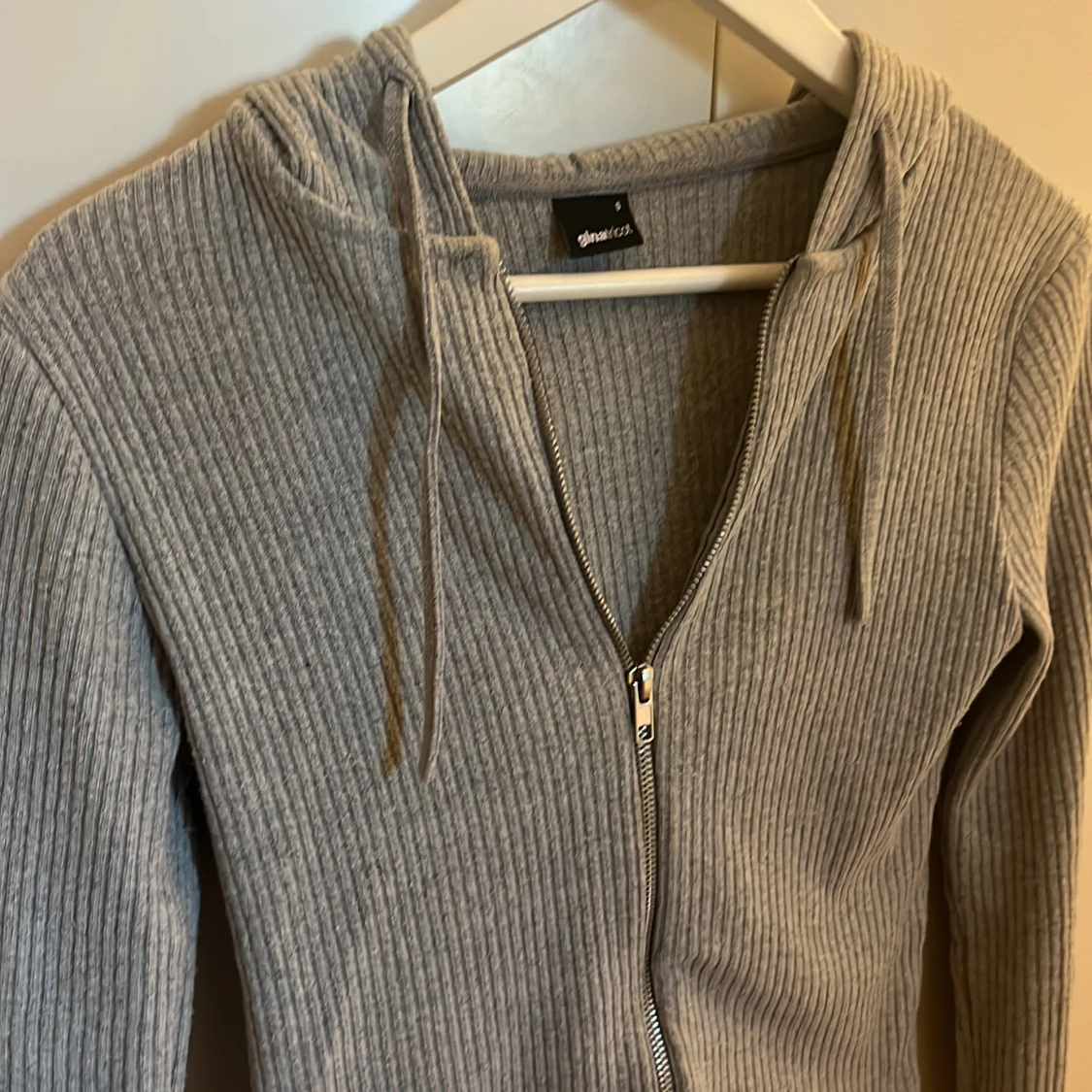 Grå ribbad zip tröja från Gina Tricot - 91