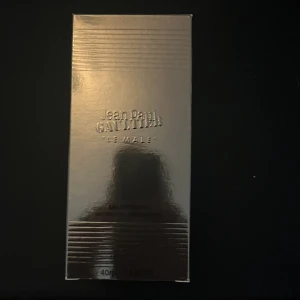 Jean Paul Gaultier Le Male Eau de Toilette - Elegant och maskulin doft från Jean Paul Gaultier. Le Male kommer i en stilren silverfärgad förpackning med klassisk design. Perfekt för den som vill ha en tidlös och ikonisk parfym. Priset kan diskuteras