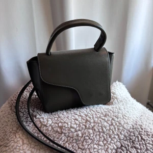 ATP väska  - Sååå snygg ATP väska i den lilla modellen i en mörkgrön färg. Använt men i bra och välbehållet skick! Dustbag och kvitto tillkommer✨köpt för 3800 kr. Pris kan diskuteras! 