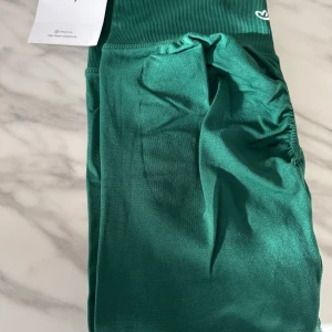 Gröna leggings med ribbad midja med scrunch.  - Snygga gröna leggings med en bekväm ribbad midja. Perfekta för träning eller en avslappnad dag. Materialet är stretchigt och följsamt.