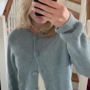 Stickad kofta - Mysig ljusblå stickad kofta från Lindex med stora knappar framtill. Perfekt till våren och vintern. Endast andvänd en gång! 💞kan tänka mig 110-100 kr vid snabbt köp