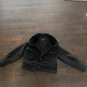 Meotine jacka - Säljer denna populära jacka/kappa från Meotine. Bra skick då den är använd ett fåtal gånger! Storlek xs/s🩷