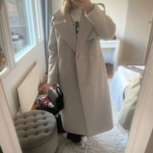 Beige kappa med knappar - Stilren kappa från NAKD i trenchcoat-stil, storlek 36. Ett bälte till förekommer tyvärr inte, men snygg utan!😃
