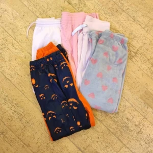 fem par färgglada mjukisbyxor strl xs-s - du får alla fem par för 100 kr! otroligt sparsamt använda.