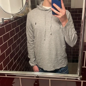 Grå hoodie från polo Ralph lauren - Stilren hoodie som är perfekt för både lite kyligare dagar och till sommarn. Passar grymt både till shorts till sommarn eller jeans. Kolla min profil för billiga bra deals för jeans och piké tröjor🔥🔥🔥. Hör av er med minsta fundering👍