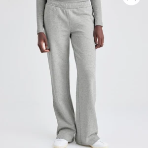 Grå låga mjukisbyxor - Säljer dessa låga mjukisbyxor från Bikbok i storlek S💕