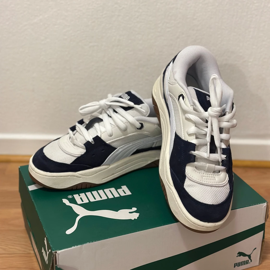 Puma sneakers i marinblå och vit - 90