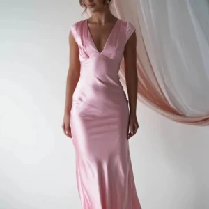 Klänning - Superfin klänning, perfekt till balen! Säljer då jag hittat en annan till balen. Endast prövad med alla prislappar kvar, priset går att diskuteras!💕Skicka för egna bilder och frågor!