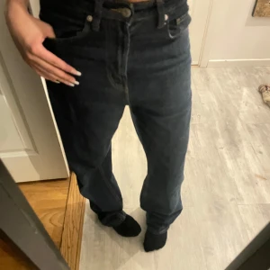 Mörkblå jeans från HM - Säljer ett par klassiska mörkblå Levis jeans i modellen 505. De har en straight passform och är högmidjade med dragkedja och knappar. Perfekta för en avslappnad stil. Baggy bekväma och materialet är mjuk och lätt!