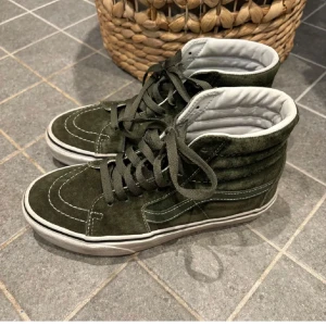 Gröna Vans - Snygga gröna Vans i mocka med hög modell och snörning. Passar 36💞inte min bild 