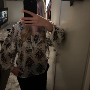 Blus från Zara  - Blus från Zara i storlek S