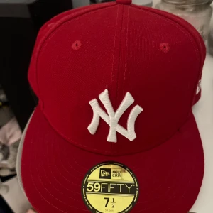 Röd keps  - Från hatstore, inga defekter! Storlek 59,6 cm