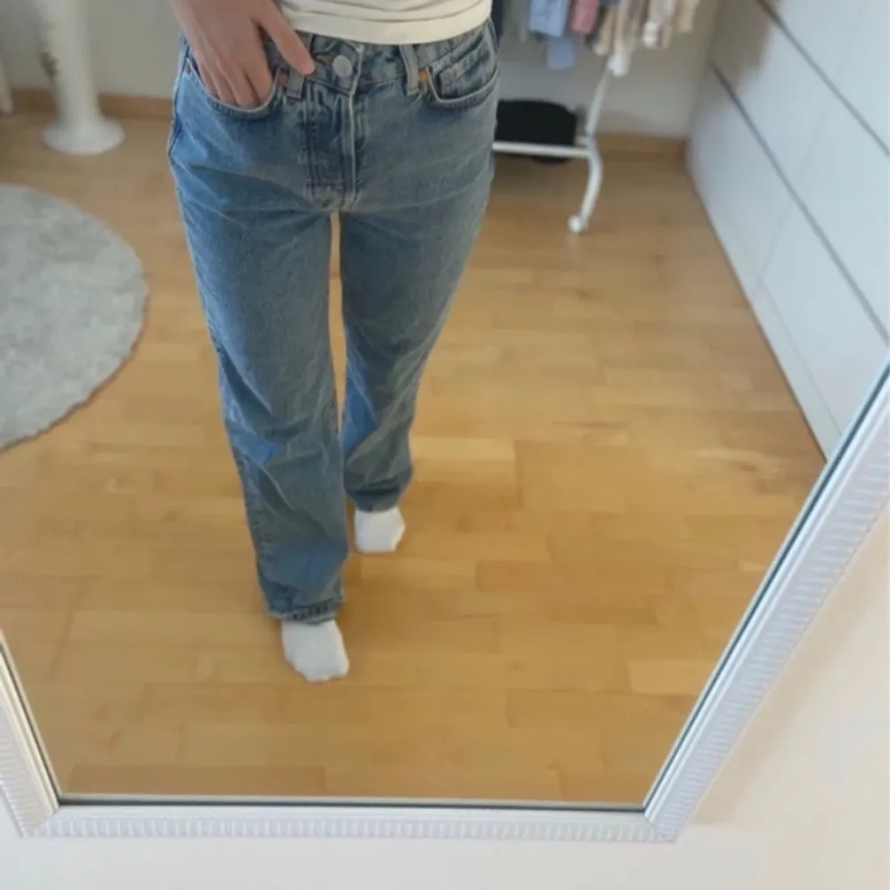 Snygga jeans som har kommit till användning en gång.Jag har klippt dom där nere då de var för långa på mig men nu sitter dom som en smäck. Är 156cm lång Skulle nog säga att storleken är xs/s. Farkut & Housut.