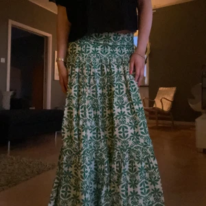 Mönstrad Långkjol Zara - Så så fin långkjol från zara med mönster. Knappt använd, perfa till sommaren💞💞strl xs men passar mig som vanligtvis har S💞