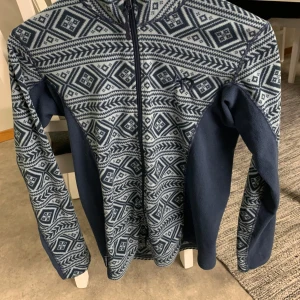  fleecejacka Kari Traa - fleecejacka från Kari Traa i blått strl M 