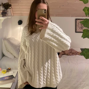 Vit kabellstickad tröja - En jättefin kabellstickad tröja från Gina Tricot! Den är endast använd ett fåtal gånger 🥰