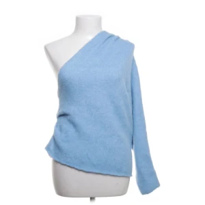 Ljusblå oneshoulder-tröja, Zara - En gullig och stilren ljusblå oneshoulder-tröja i mjukt material. Perfekt för en trendig look med sin unika design och bekväma passform. Ett måste för garderoben!