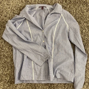 Randig skjorta från Princesse tam-tam - Jätte söt skjorta med små rosseter på ärmarna!