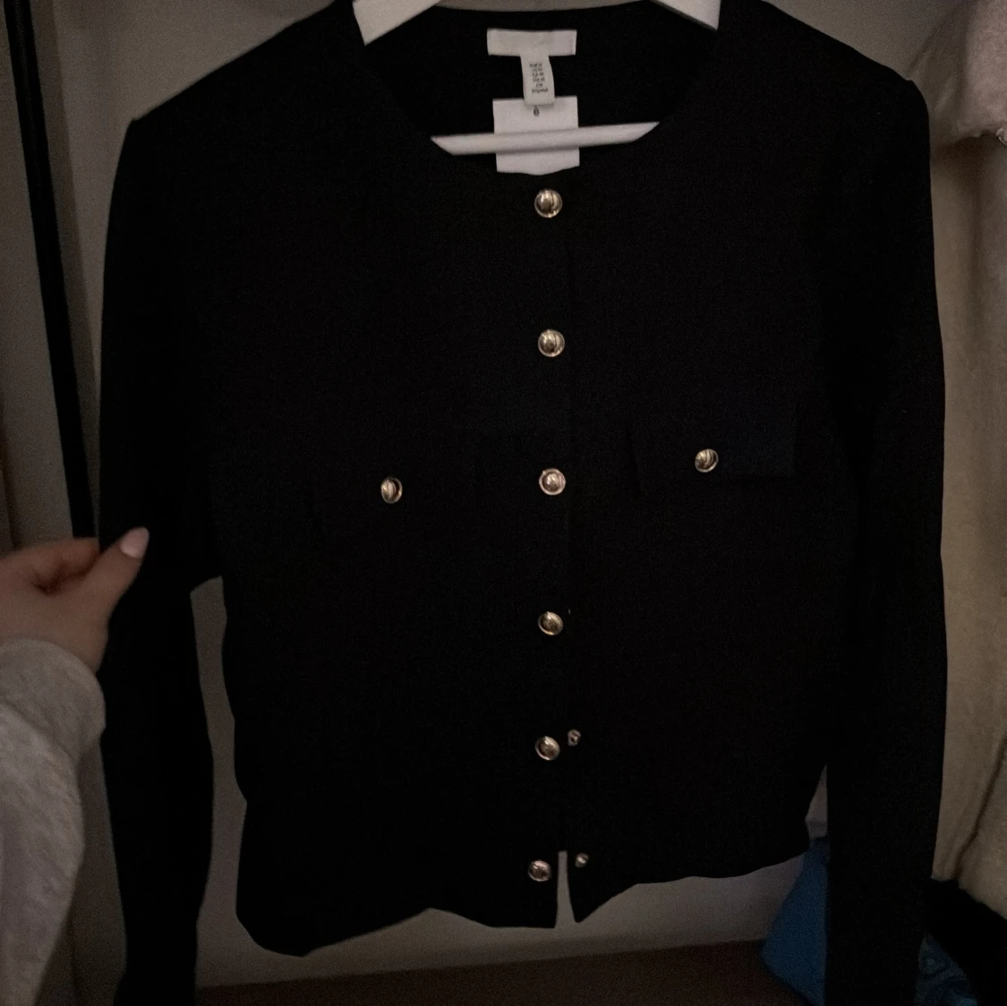Svart kofta med guldknappar från H&M - 90