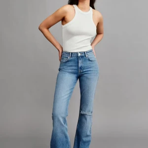 Blåa jeans med hål - Säljer dessa as snygga blåa jeans med ett hål som va från innan när jag köpte men har gjort ett till eget på knät bredvid. Inget fel på dom utan kommer bara inte till användning längre. Passar även som 36 ❣️pris kan diskuteras 