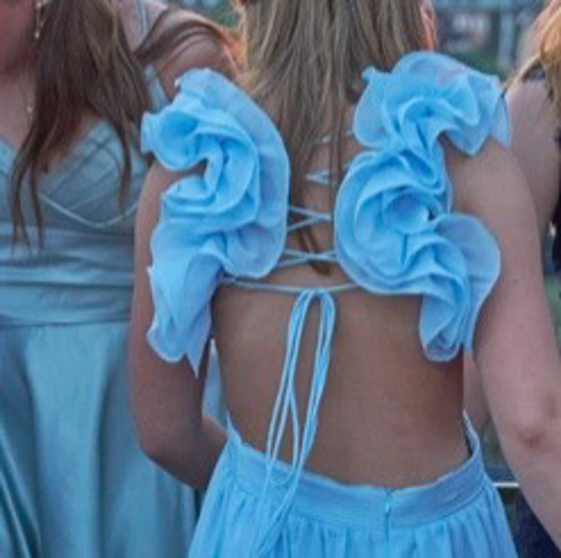 Ljusblå  balklänning med volanger - 90