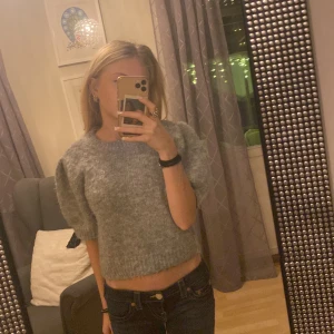 Grå stickad tröja från Vero Moda - Säljer en mysig grå stickad tröja från Vero Moda. Tröjan har puffiga ärmar, använder aldrig längre, har bara använt fåtal gånger 