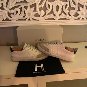 Heschung Edge Perle/Blanc Sneakers - Snygga vita sneakers från Heschung i modellen Edge Perle/Blanc. Inköpta på NK i somras för 5200. Fortfarande i grymt skick. Skriv vid frågor.