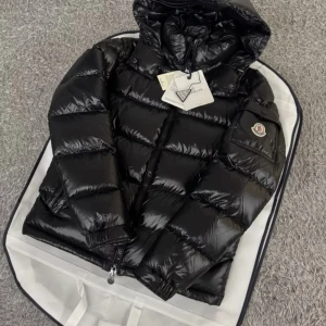  Moncler maya "NY" ev bytes - Snygg svart dunjacka från Moncler med glansig finish och huva. Den är endast provad alla lappar är kvar - kan bytas mot förslag