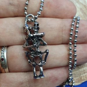 Halsband - Älskande Skelett - Kulkedja 48cm med hänge i form av 2 älskande skelett, oanvänt. ✨️Titta igenom alla mina upplagda och köp fler saker i bundle för att spara på frakten och få allt du köpt i ett och samma paket✨️