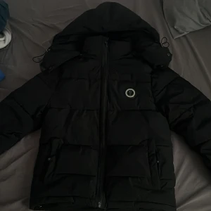 Trapstar Jacka  - Snygg svart pufferjacka från Trapstar med huva och dragkedja. Storlek S. Använd fåtal gånger