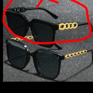 Svarta solglasögon med gulddetaljer - Säljer dom glasögonen som jag har ringat in 