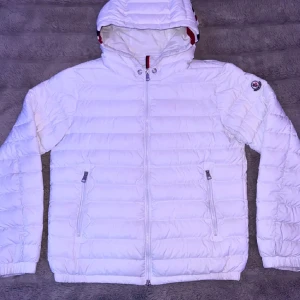 Moncler jacka - Säljer denna jackan då jag inte använder den. Den är i mycket bra skick. Scan på jackan fungerar. Jackan är i storlek S.