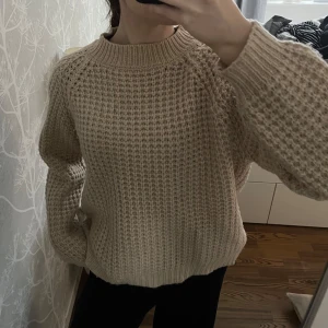 Beige stickad tröja - Mysig beige stickad tröja med långärmad design och ribbade muddar. Perfekt för kyliga dagar💗