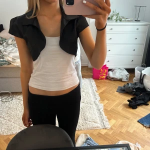 svart bolero - svart satin bolero vet inte märke eller storlek