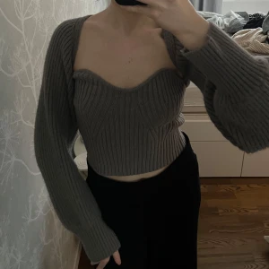 Grå ribbad set - Säljer ett grått stickat set med tubtopp och bolero. Använd fåtal gånger!🤗Tubtoppen är i storlek M/38, och boleron i storlek S/36.