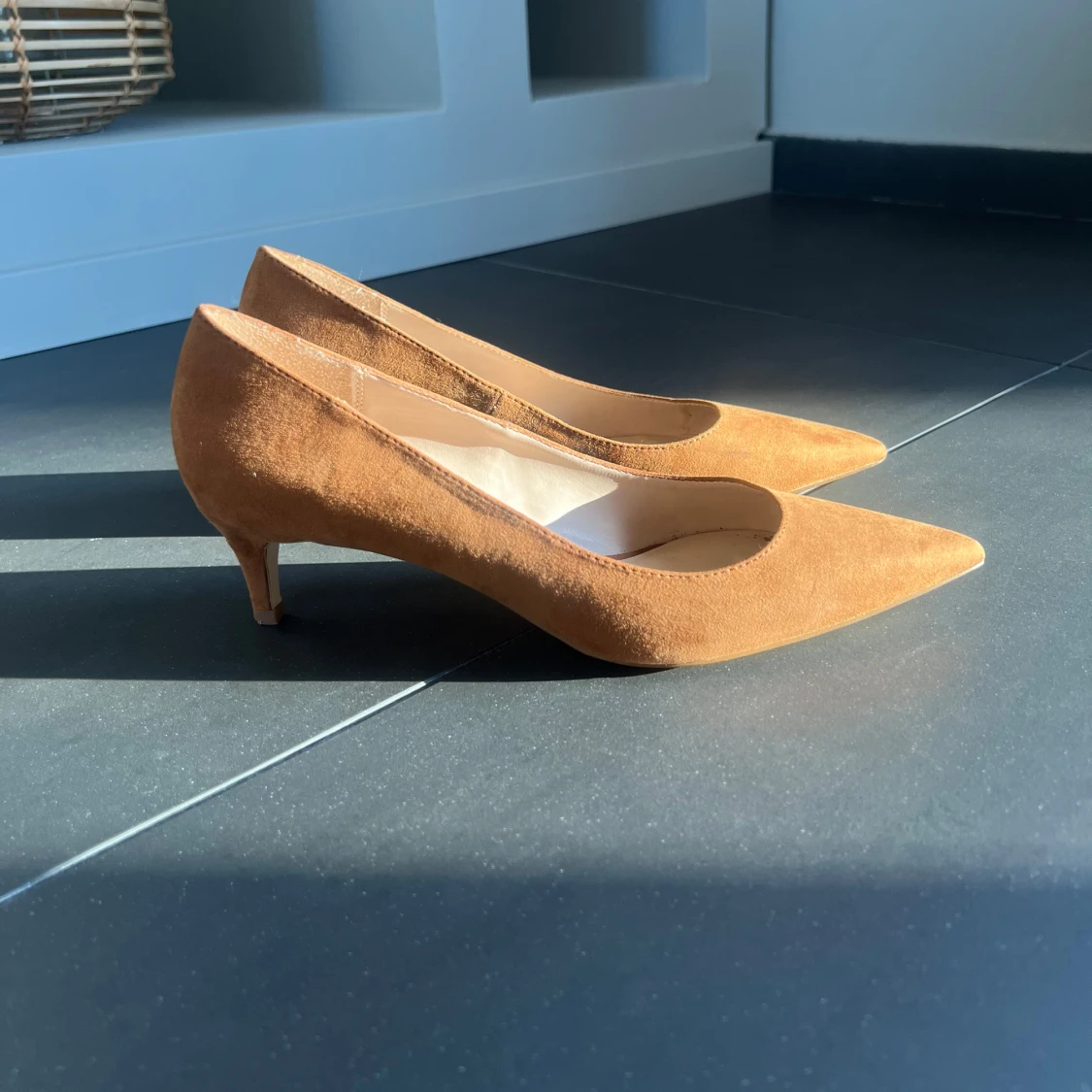 Bruna mockapumps med spetsig tå - 90