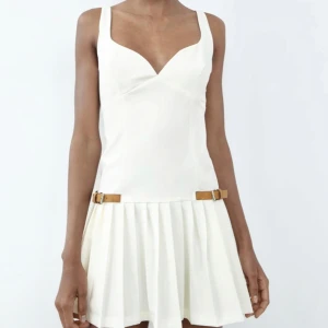 Zara klänning  - Zara klänning som tyvärr inte passade, prislapp fortfarande kvar så den är i nyskick. Perfekt till sommarn och även studenten!!💕ORGINAL PEIS 499kr