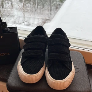 Manchester sneakers -  Säljer nu mina super snygga svarta Manchester sneakers med kardborre band 🎀. (Skriv privat för fler bilder💗💗)