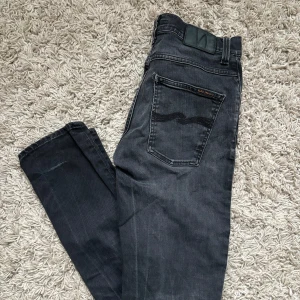 Nudie jeans Grim Tim - I bra skick, har släppt lite från bakfickan men fortfarande 7/10. Storleken är 31/32