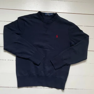 Polo Ralph Lauren crewneck - Skick 9/10 | Storlek S, men kan även passa M. Passar runt 165-180. Sitter riktigt bra runt halsen. Kom med frågor! 