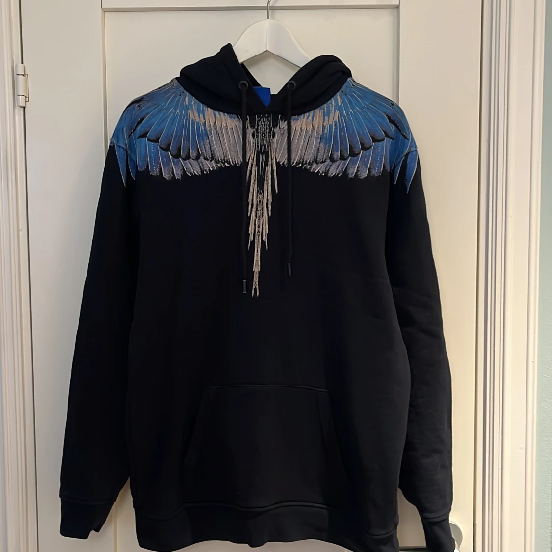 Svart hoodie med vingmönster från Marcelo Burlon