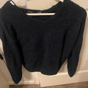 Mörkblå stickad tröja från Vero Moda - Säljer en mysig mörkblå stickad tröja från Vero Moda. Tröjan har långa ärmar och en klassisk rund halsringning. Perfekt för kyliga dagar! 