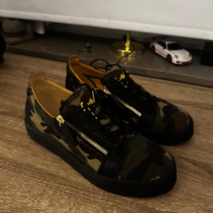 Camo Giuseppe zanotti - Tja säljer nu mina riktigt snygga giuseppes då de lite stora för mig! Storlek 41 men passar 41,5 skriv för mer info!