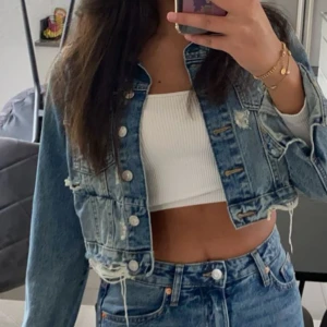 jeansjacka - Snygg Jeanjacka till salu med slitningar🥰🥰.